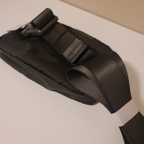 Lululemon Everywhere Belt Bag (Heritage Camo Dark Green NWT) - Picture 2 of 3